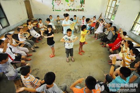 我报名参加了由学校组织的大学生暑期三下乡的义务支教活动,并有幸