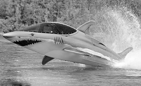 美国富翁秘制"鲨鱼潜艇" 酷似007中秘密武器