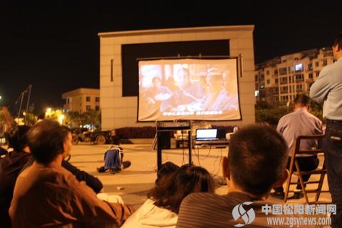 市民观看爱国电影庆国庆--松阳新闻网