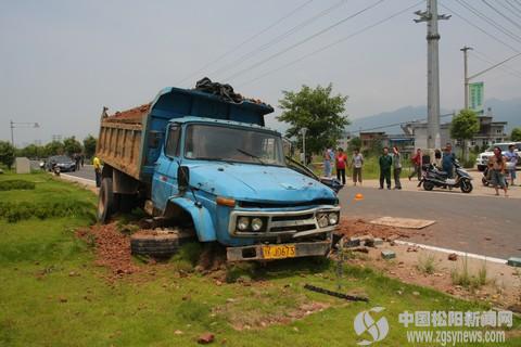 江南公路发生一起2人死亡的重大交通事故