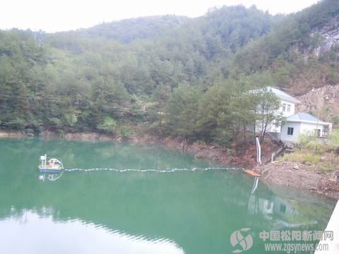 近日,我县东坞水库饮用水源水质自动监测站完成站房建设及设备