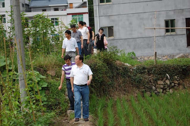 周星龙到下宅街村蹲点调研