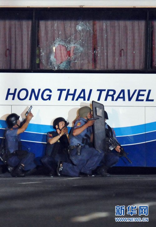 8月23日,在菲律賓馬尼拉,警察試圖打開被劫持旅遊車的車門.